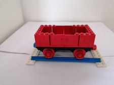 Lego 180 einzelner Waggon - mit 4 roten Klapp...