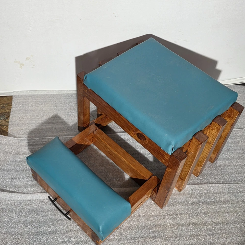 Banco de rodillas, madera cerezo, tapicería en turquesa, banco de nalgadas Foto 3 de 4