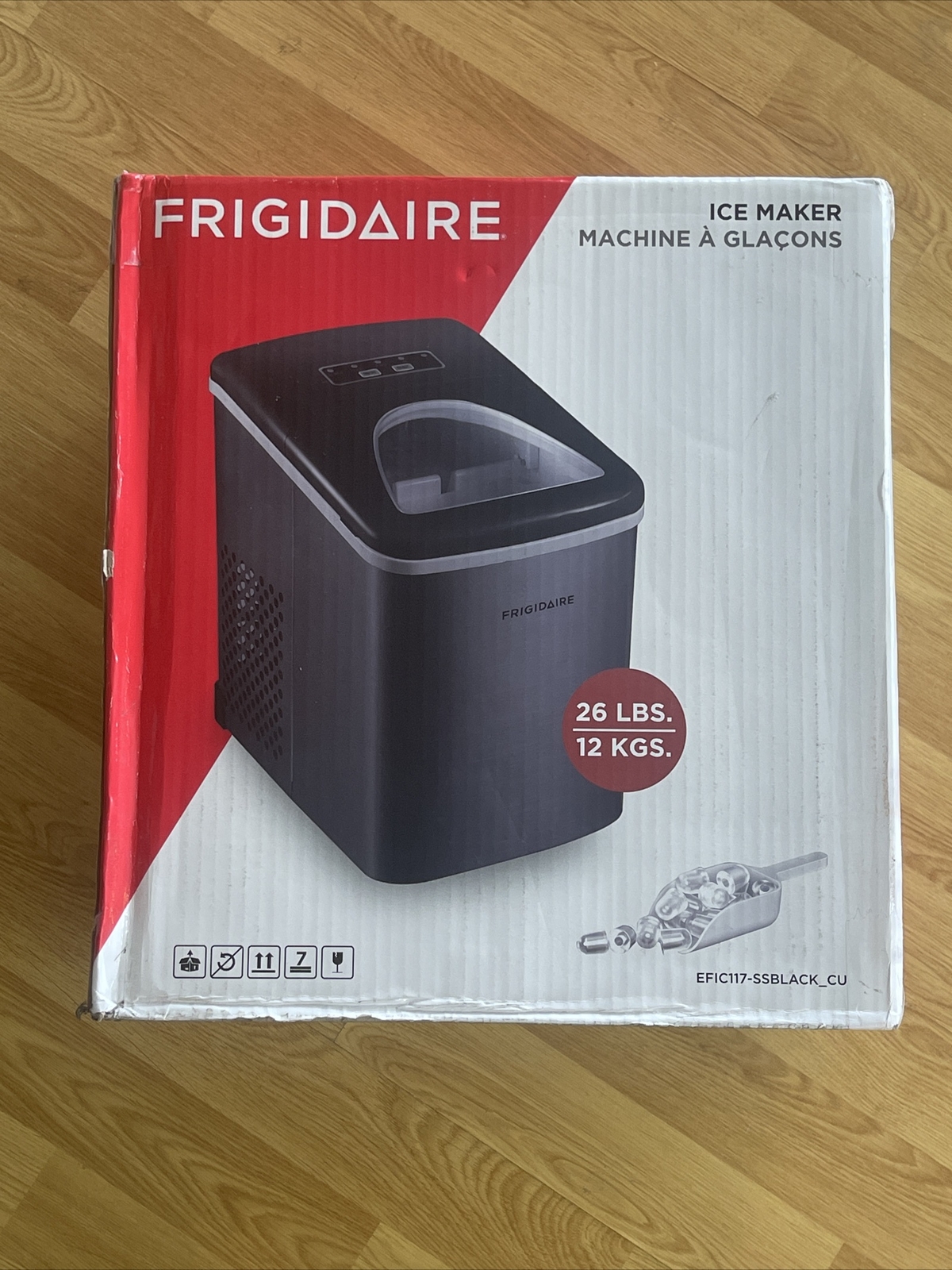 Frigidaire 26lbs Freestanding Icemaker Black
