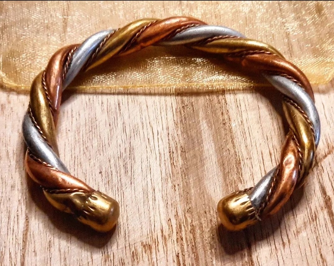 Bracelet spirituel en cuivre torsadé pour séance de méditation et alignement énergétique quotidien