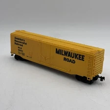 HO Scale Bachmann Milwaukee Road 56500 Yellow Box Car Model Train Freight Car