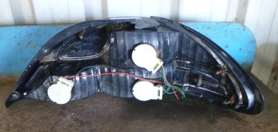 Ford Falcon EF Sedan Left Tail Light — 第 3/3 张图片