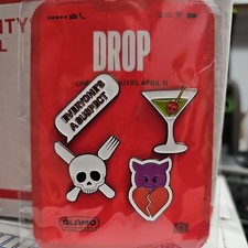 Drop Movie (2025) Exklusives Alamo Drafthouse Emaille Pin Set versiegelt