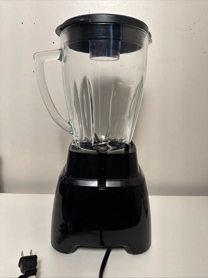 Batidora Oster Pro 1200 negra Foto 3 de 4