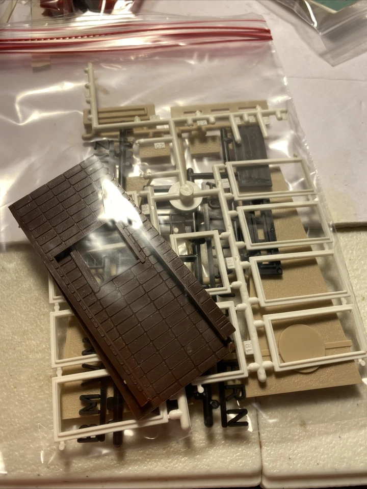 Model Power #429 HO Gauge Mercedes Car Agency (model started read description) - Image 3 of 4