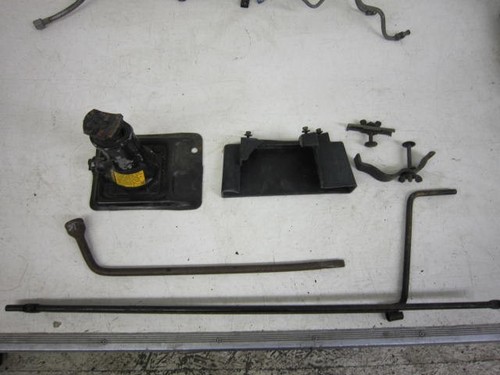 FENDER MOUNT JACK & TOOLS CHEVY TRUCK 81-87 SUBURBAN BLAZER 81-91  C20 K20 #2