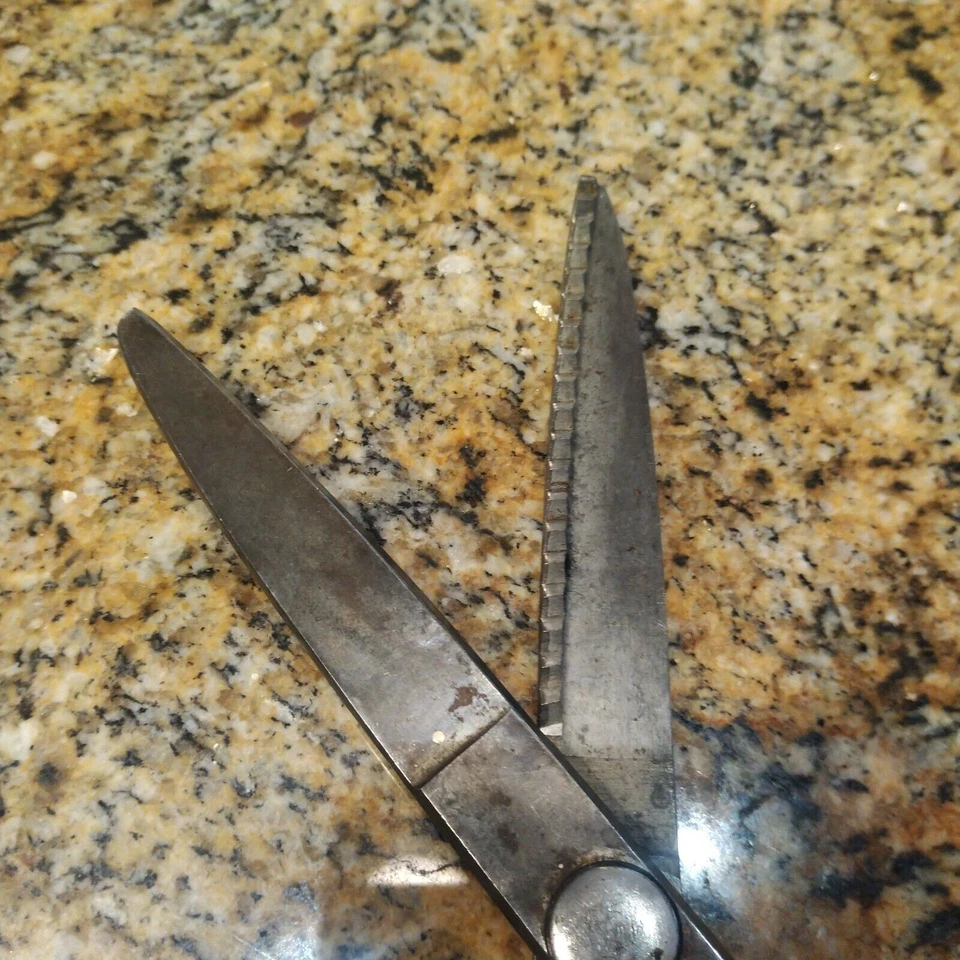 Vintage Wiss 9" Pinking Shears Scissors Sewing Craft Zig Zag Cut - Image 4 of 4