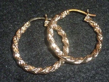 10K SOLID YELLOW GOLD TWIST HOOP EARRINGS - 1.60 GRAMS