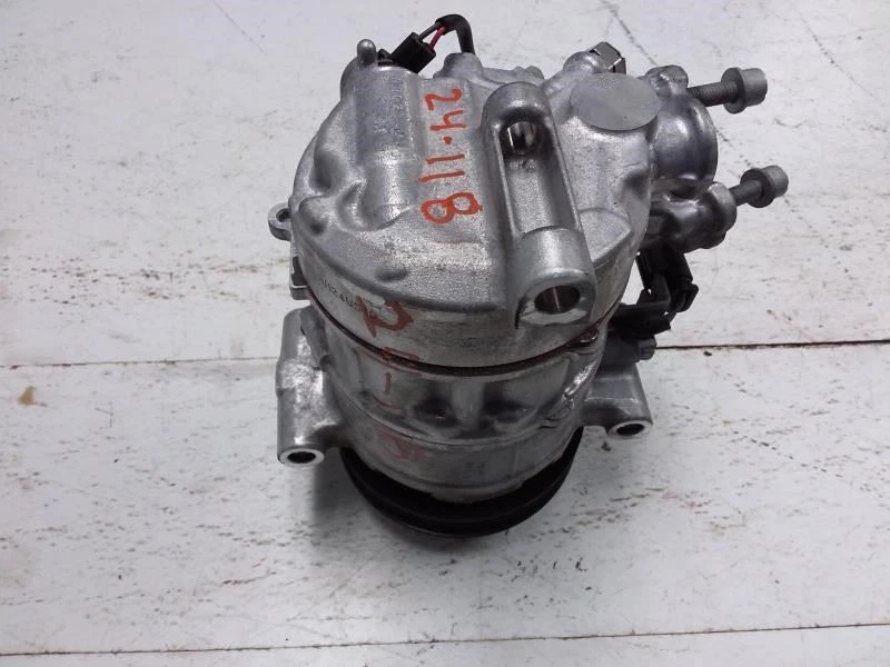 Mercedes-Benz Sprinter 2500 2023 2,0 L diésel compresor de aire acondicionado OEM ID 0008301301 Foto 2 de 4