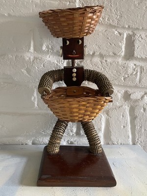 Vintage Folk Tramp Art Americana Kronkorken Figur mit zwei Körben 