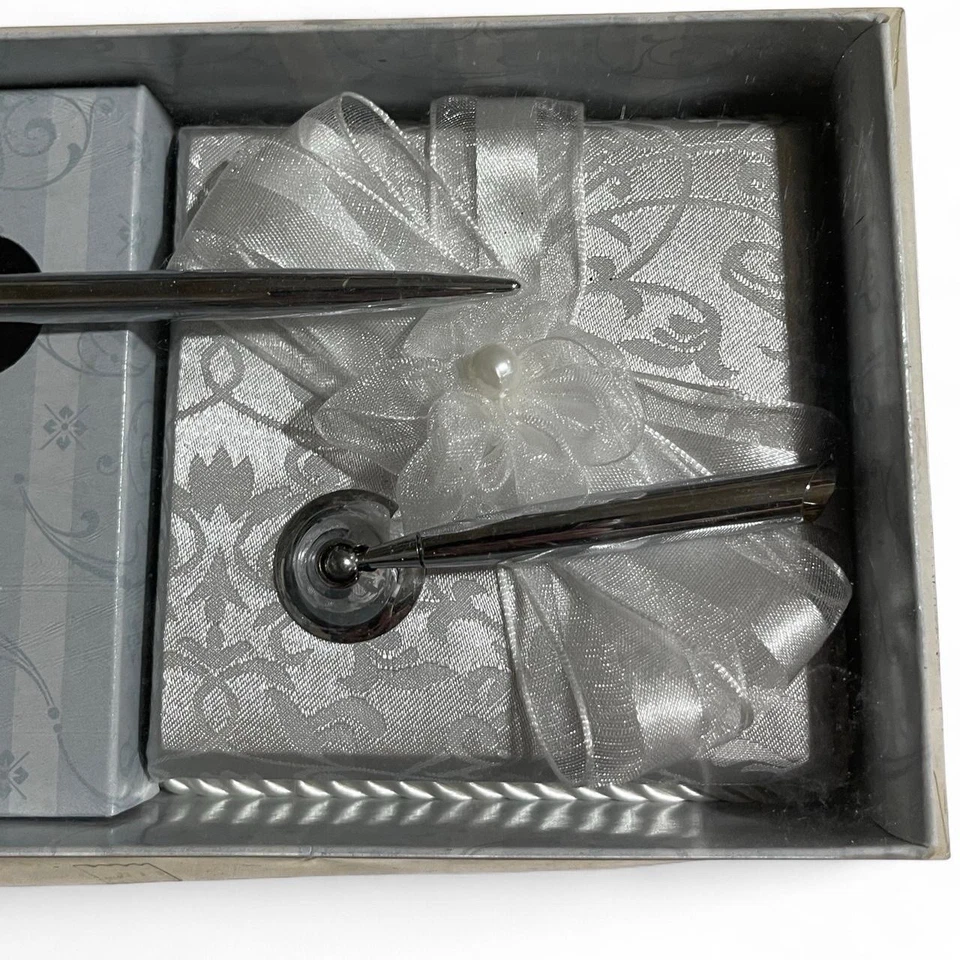 Juego de Soporte para Pluma de Boda Vintage Blanco Satén y Encaje Plata Elegante Decoración de Ceremonia Foto 2 de 4