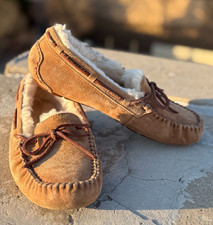 UGG Dakota Slippers Siz 8 Suede Curly Sheepskin Fur Lined Moccasin Logo Chestnut