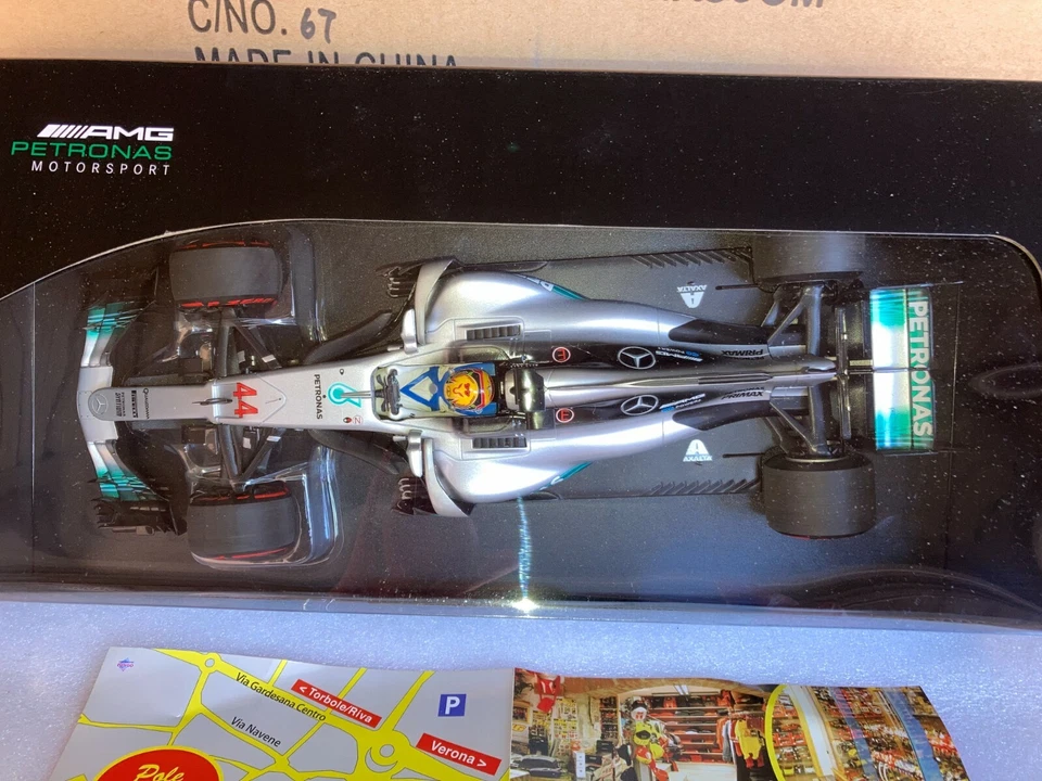 110171844 MINICHAMPS 1:18 MERCEDES PETRONAS HAMILTON MEXICAN GP 2017 LIM. 1104 - Immagine 3 di 4
