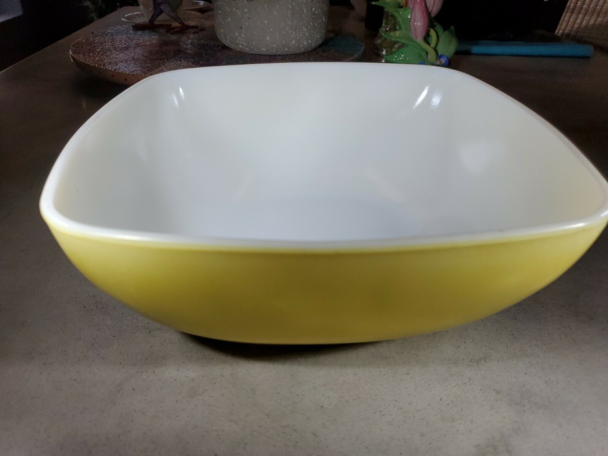 Vintage Pyrex Yellow 525B 2-1/2 Quart Square Casserole Dish Made
