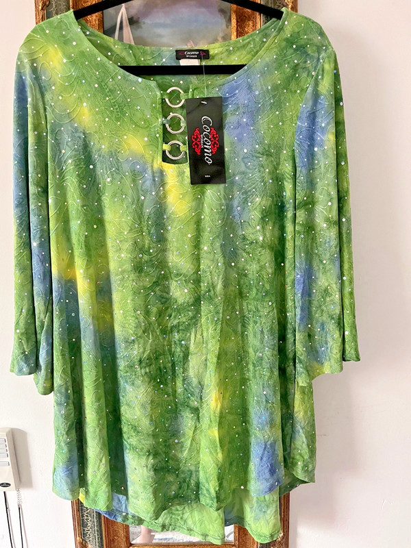 Cocomo Sparkly  Green  Blouse Size 1X Sequins and ring accents  embroidery NWT