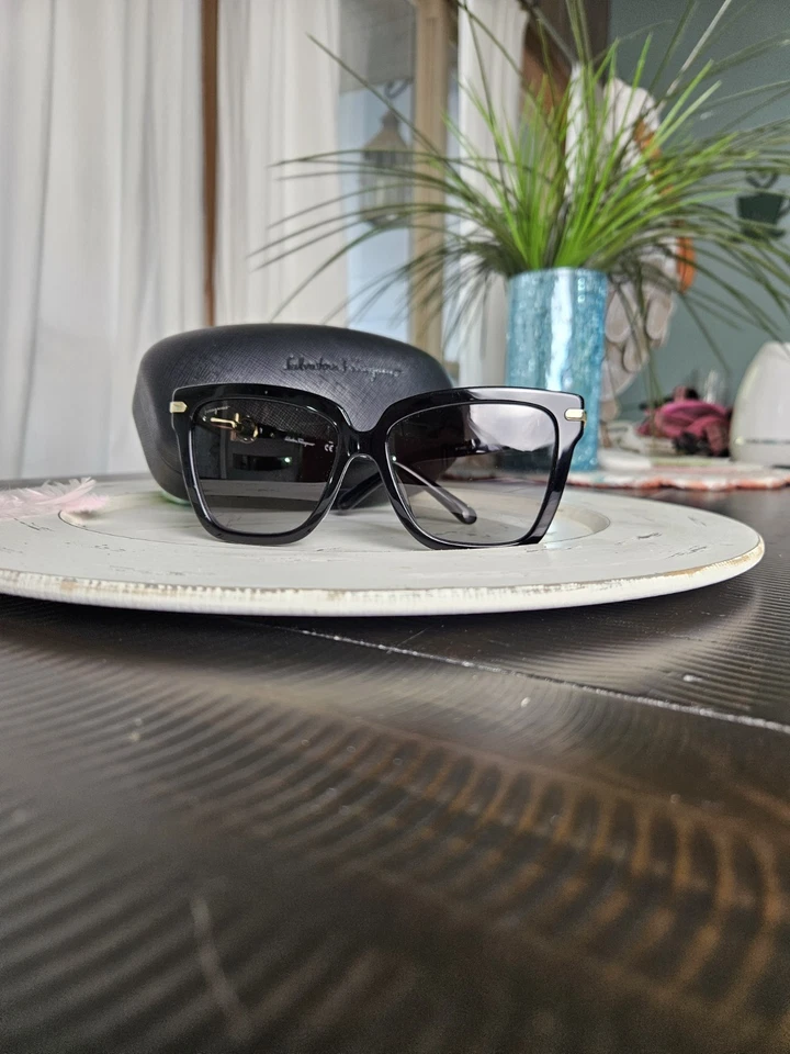 全新 Salvatore Ferragamo 黑色太阳镜。 意大利制造。 零售价 300 美元。 — 第 3/4 张图片