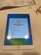 Apple iPad (5th Generation) A1822 128 GB, Wi-Fi, 9.7 in - Silver