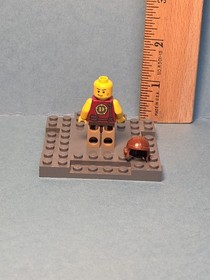 LEGO Minifigure Dino dino001 -Hero w/Tranquilizer Belt -Light Scratches/No Crack