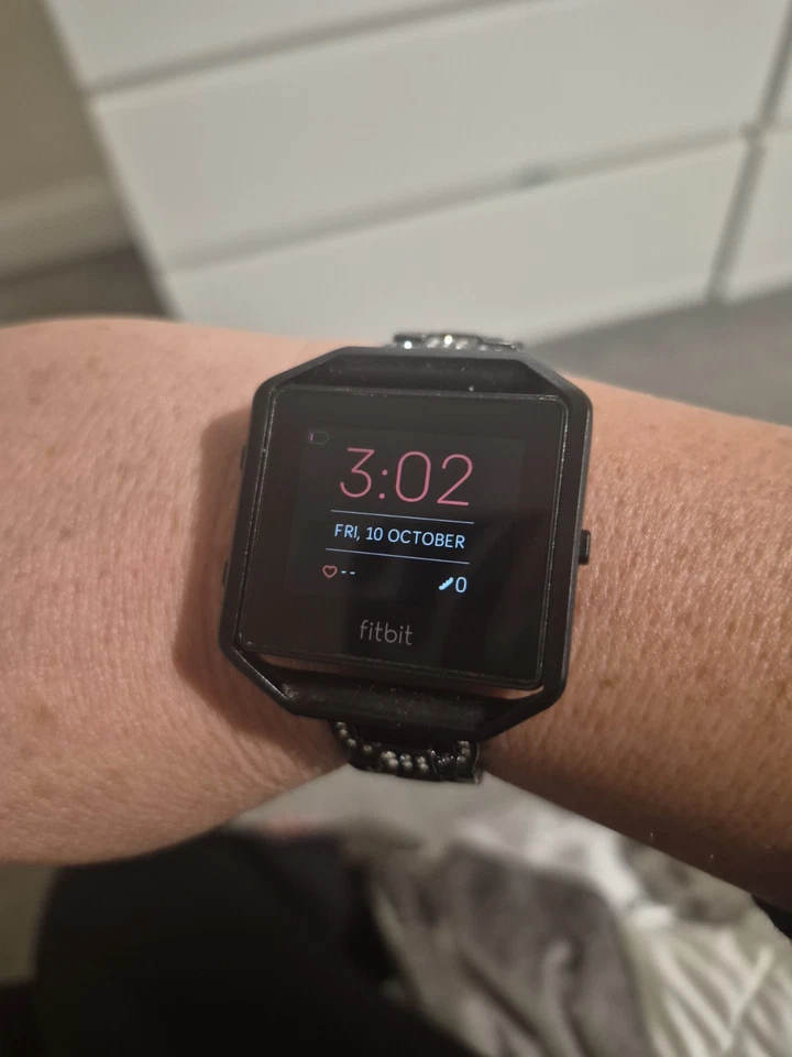 Fitbit Versa 38mm Black Metal Case, Heart Rate, Metal Band, 4GB iOS/Android, photo 4 of 5