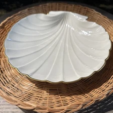 Lenox Usa Off-White Shell Dish With Gold Trim Trinket, Or Soap