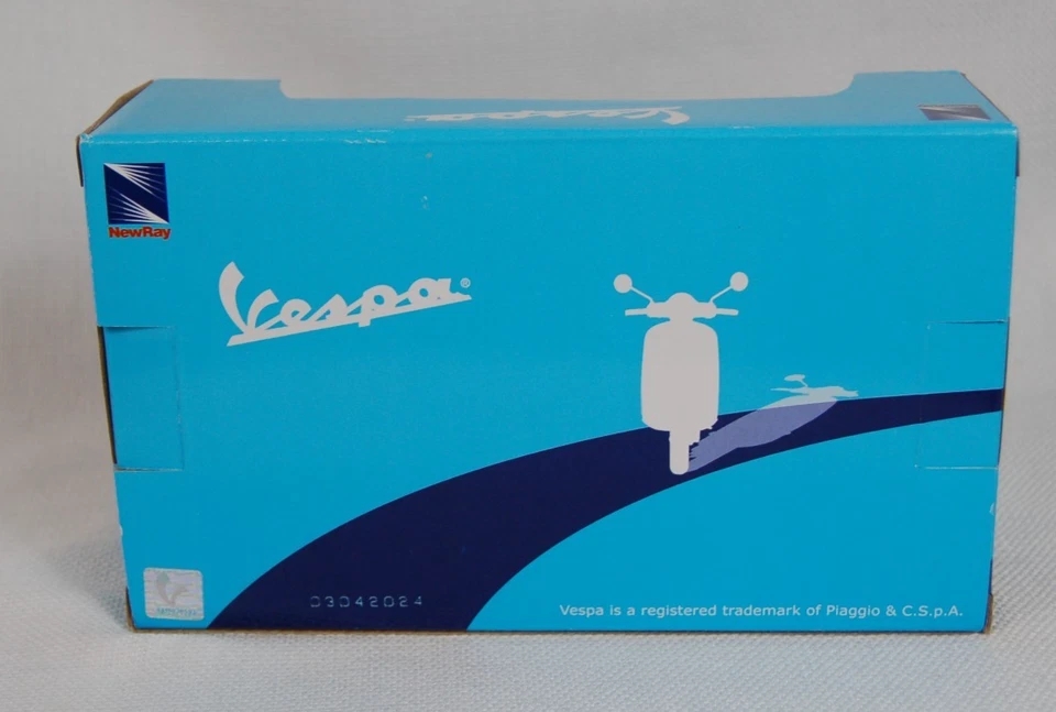 New in Box Vespa GTS 300 Super Die Cast Model 1:12 White by New Ray - Image 4 of 4