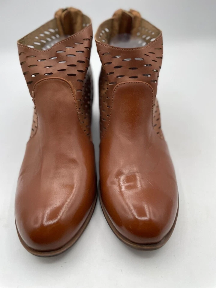 Botín ZigiSoho Ajay para mujer talla 9 cuero marrón perforado recorte cremallera trasera Foto 2 de 4