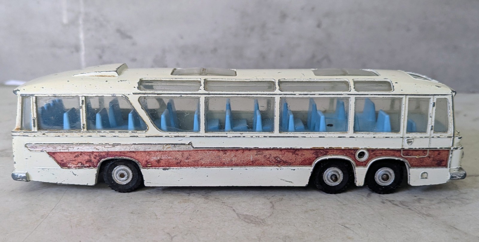 Dinky 952, Vega Major Luxury Coach - Free Price Guide & Review