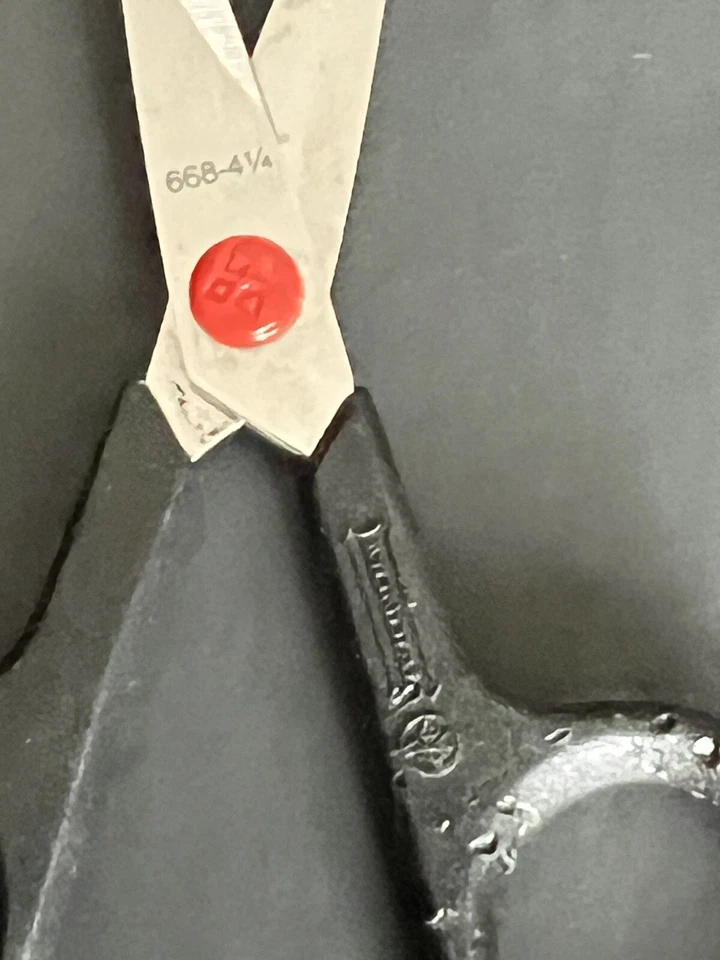 Mundial Red Dot 4-1/4" Lightweight School / Pocket Scissors 668. - Image 3 of 4