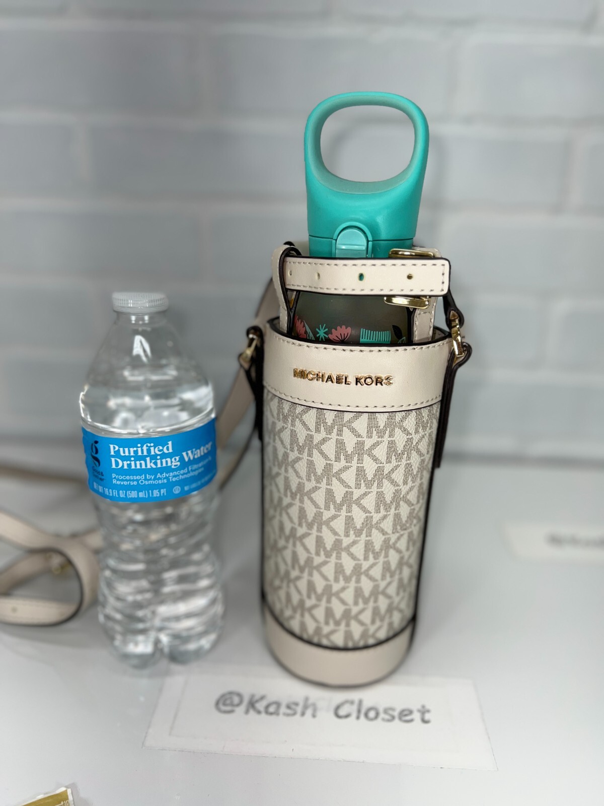 Total 40+ imagen michael kors water bottle holder Abzlocal.mx