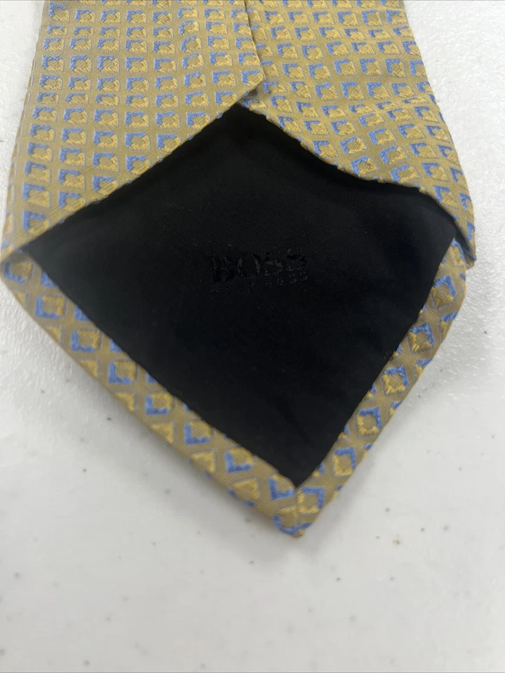 Corbata cuadrada geométrica de seda amarilla y azul Hugo Boss para hombre $148 Foto 3 de 4