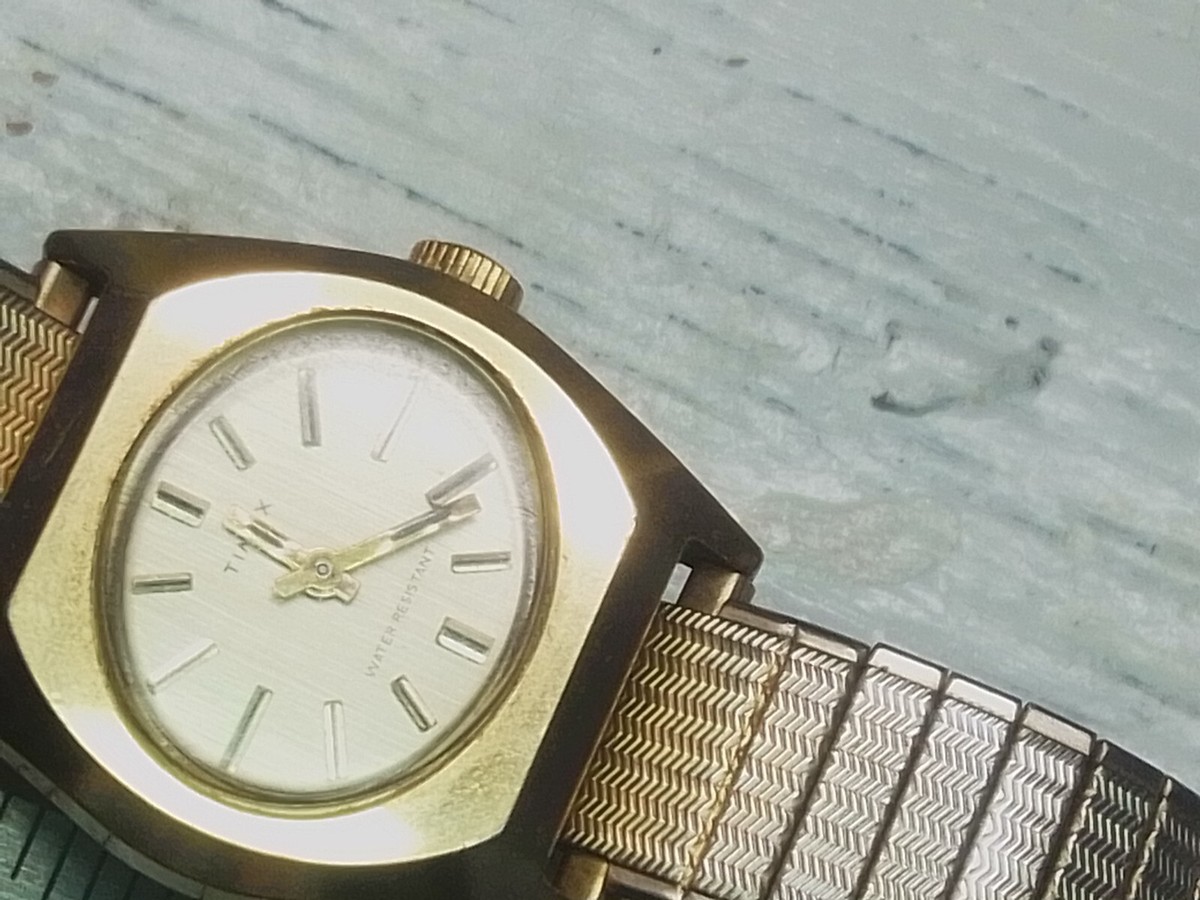 Vintage Timex ladies oval gold tone mechanical winding watch VTG Timex Watch Womens 17mm Oval Gold Tone Expansion  main image 3