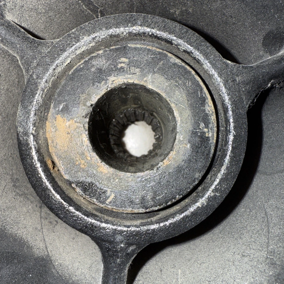 Hélice derecha Quicksilver 13x23 paso aluminio 3 hojas Foto 4 de 4