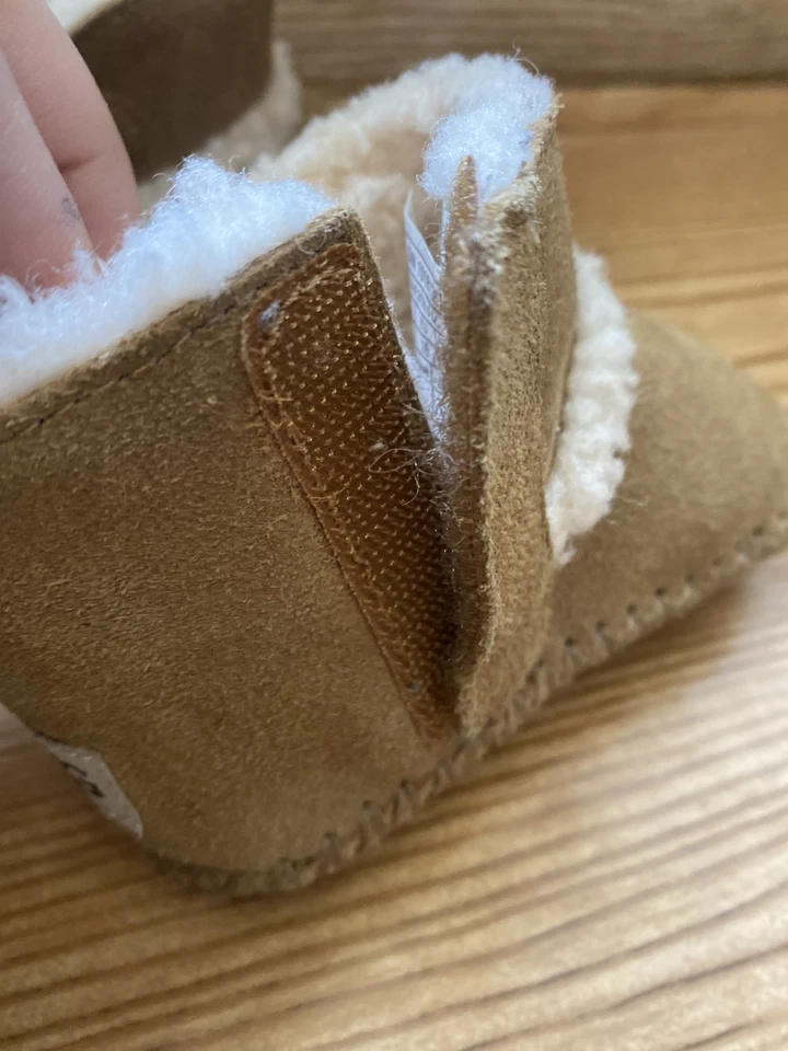 Botas UGG para bebés castaño Foto 3 de 4