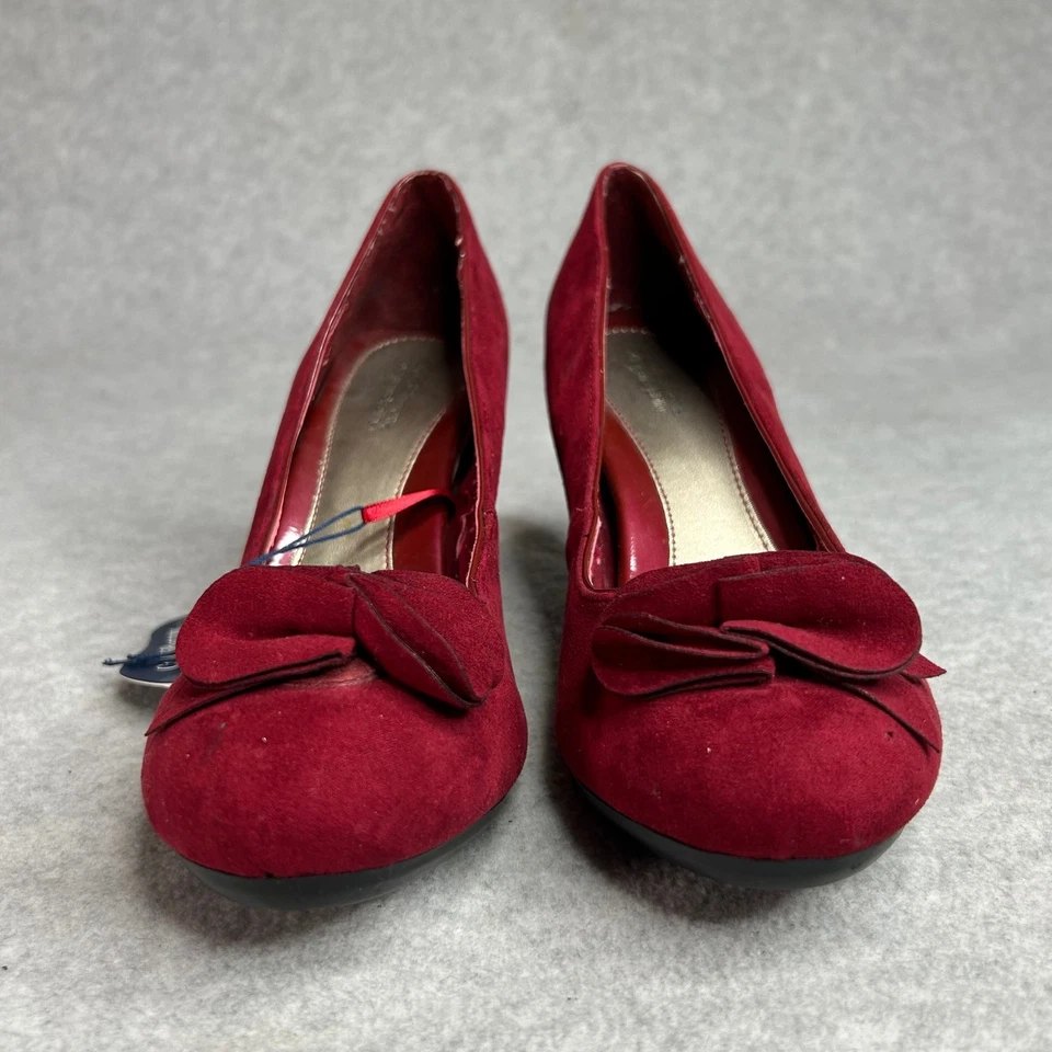 Croft & Barrow Rojo Gamuza Zapatos Tacones 8.5M Detalle Flor Punta Redonda Vestido Años 90 Foto 3 de 4