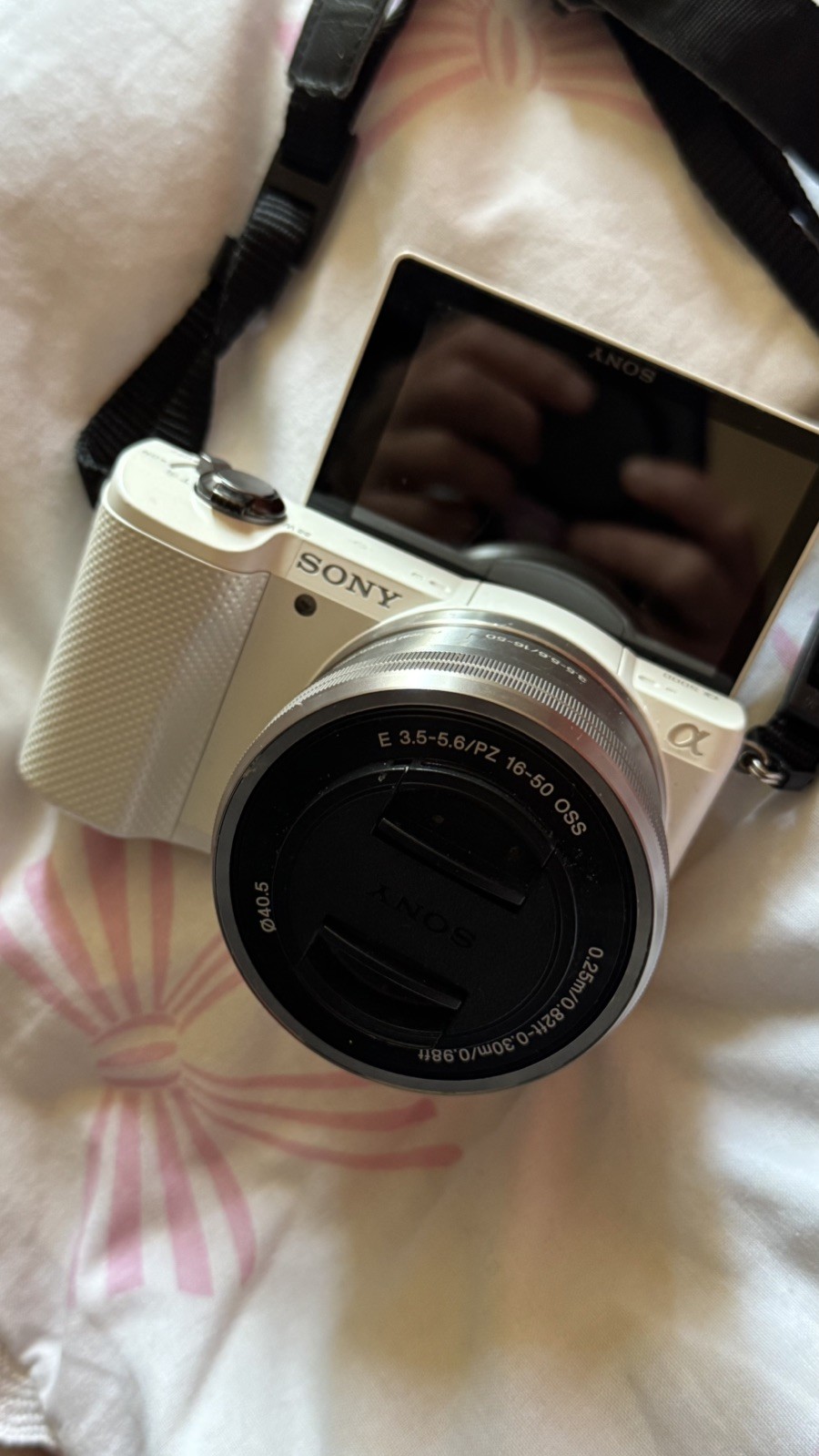 Sony Alpha a5000 20.1MP Digital Selfie Mirrorless Camera PZ 16-50mm Lens- 90%New