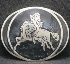 XB17106 VINTAGE 1970s HORSES RUNNING PLAYING ANIMAL ARTWORK BELT BUCKLE