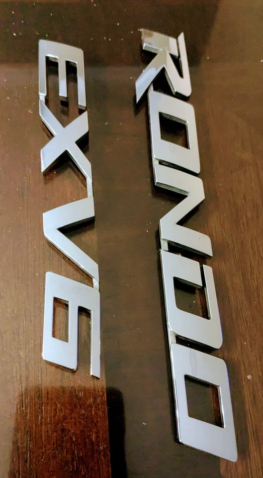 KIA RONDO EX V6 2007-10 PUERTA TRASERA MALETERO CROMO EMBLEMA LOGOTIPO INSIGNIA Foto 4 de 4