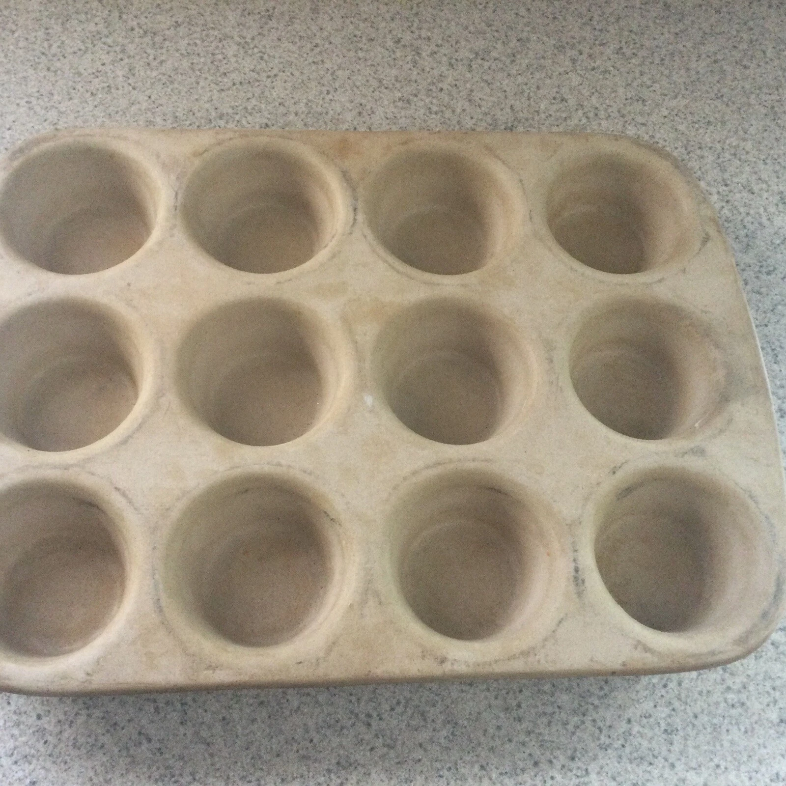 Pampered Chef 1465 12 Muffin Cupcake Pan Stone Stoneware