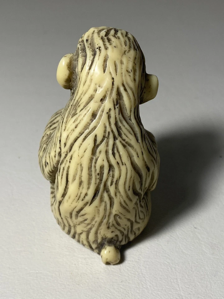 复古日本 Netsuke 雕刻/树脂猴子挠脚 2 7/8 x 1 3/4 — 第 3/4 张图片