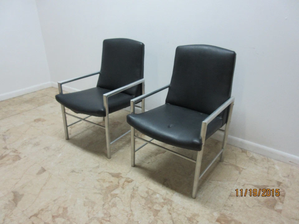 Par de sillas de club de salón de aluminio con brazo tubular de mediados de siglo Foto 4 de 4