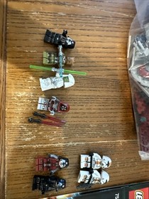 LEGO Star Wars: Jedi Defender-Class Cruiser (75025) And Set 75001