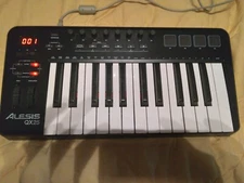 Alesis QX25 keyboard controller in great condition