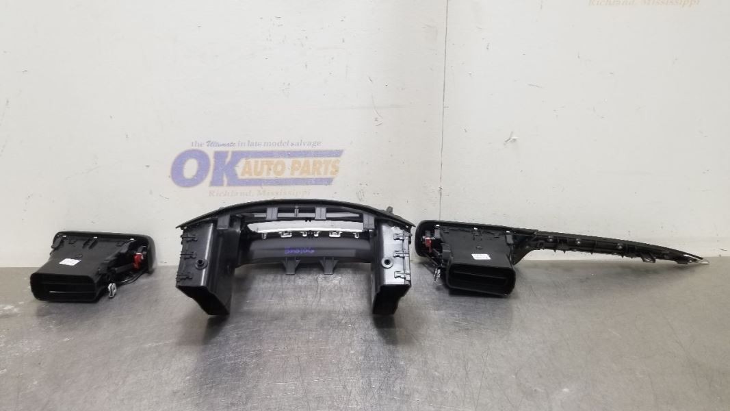 19 2019 MASERATI LEVANTE OEM DASH RADIO BEZEL WOOD GRAIN 