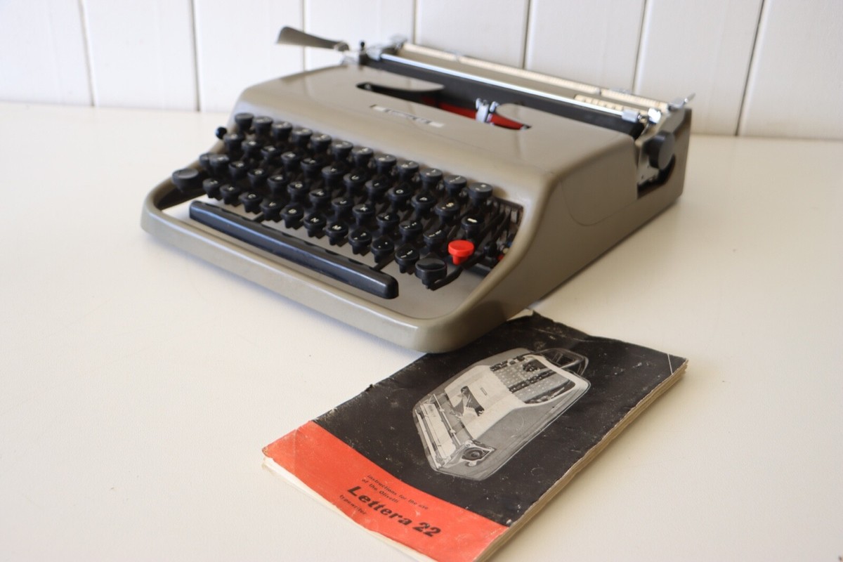 Excellent Condition - OLIVETTI Lettera 22 Portable Typewriter +