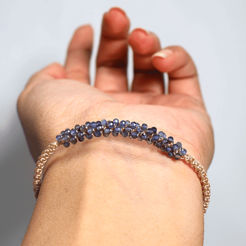 Bacche del Crepuscolo ~ Bracciale Cristallo Macramè Naturale Iolite Artigianale Perline - Foto 8 di 9