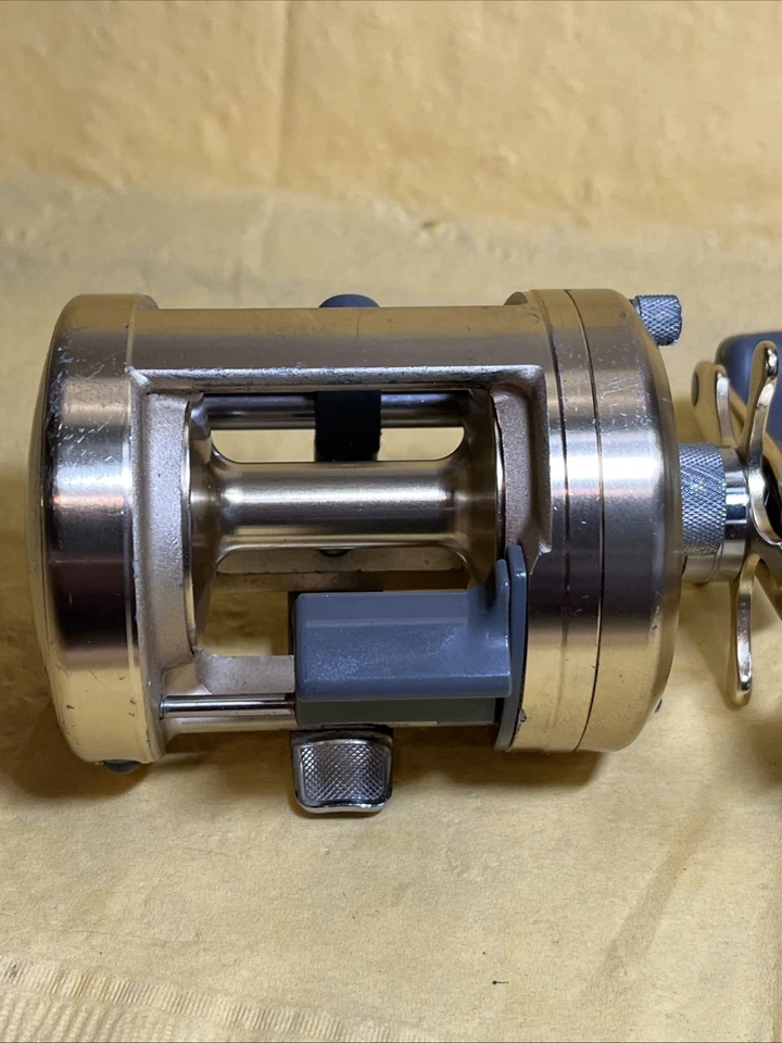 Shimano Gold Calcutta 400 Baitcasting Fishing Reel Cleaned & Serviced Carbontex - Image 4 of 4