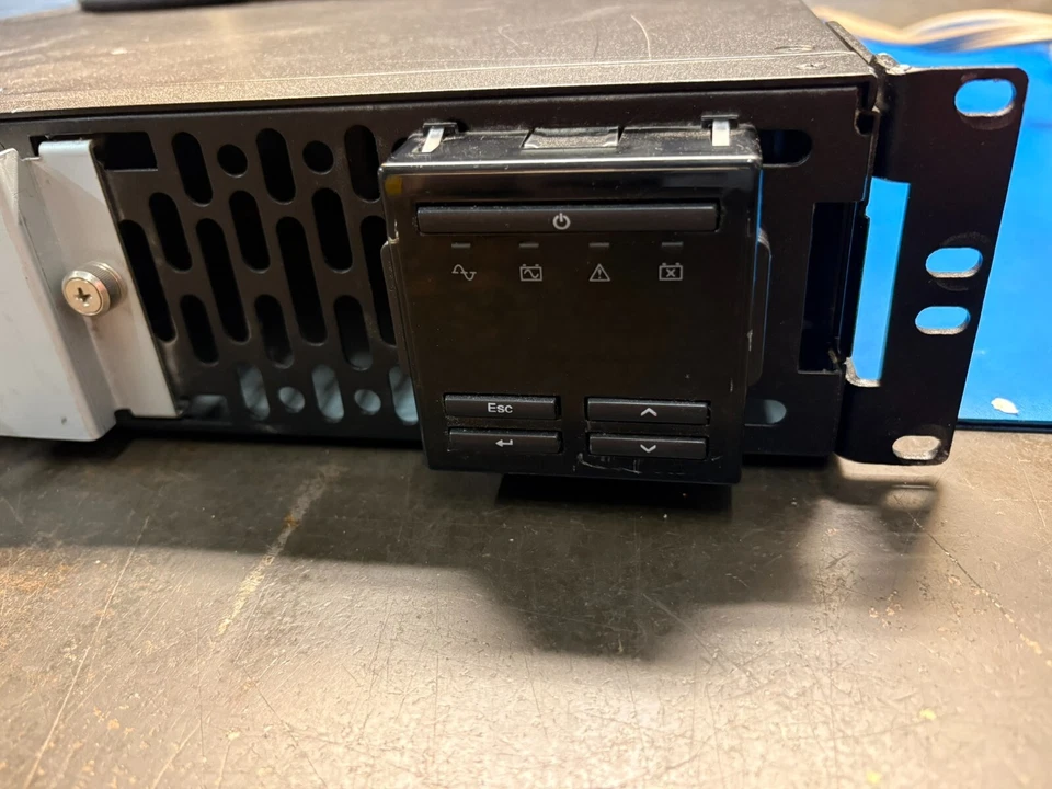 APC SMX2000RMLV2UNC 120V 180W Rackmount Enterprise/Data Center UPS w/ Battery - Image 4 of 4