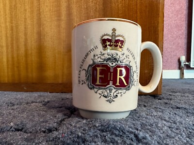 Vintage Queen Elizabeth ll Gedenken Silber Jubiläum Becher Lord Nelson Keramik