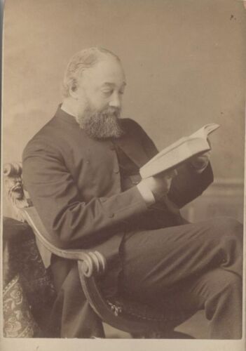 PORTRAIT OF STATELY MAN READING IN ORNATE CHAIR -ORIGINAL VINTAGE CABINET CARD - Picture 1 of 1