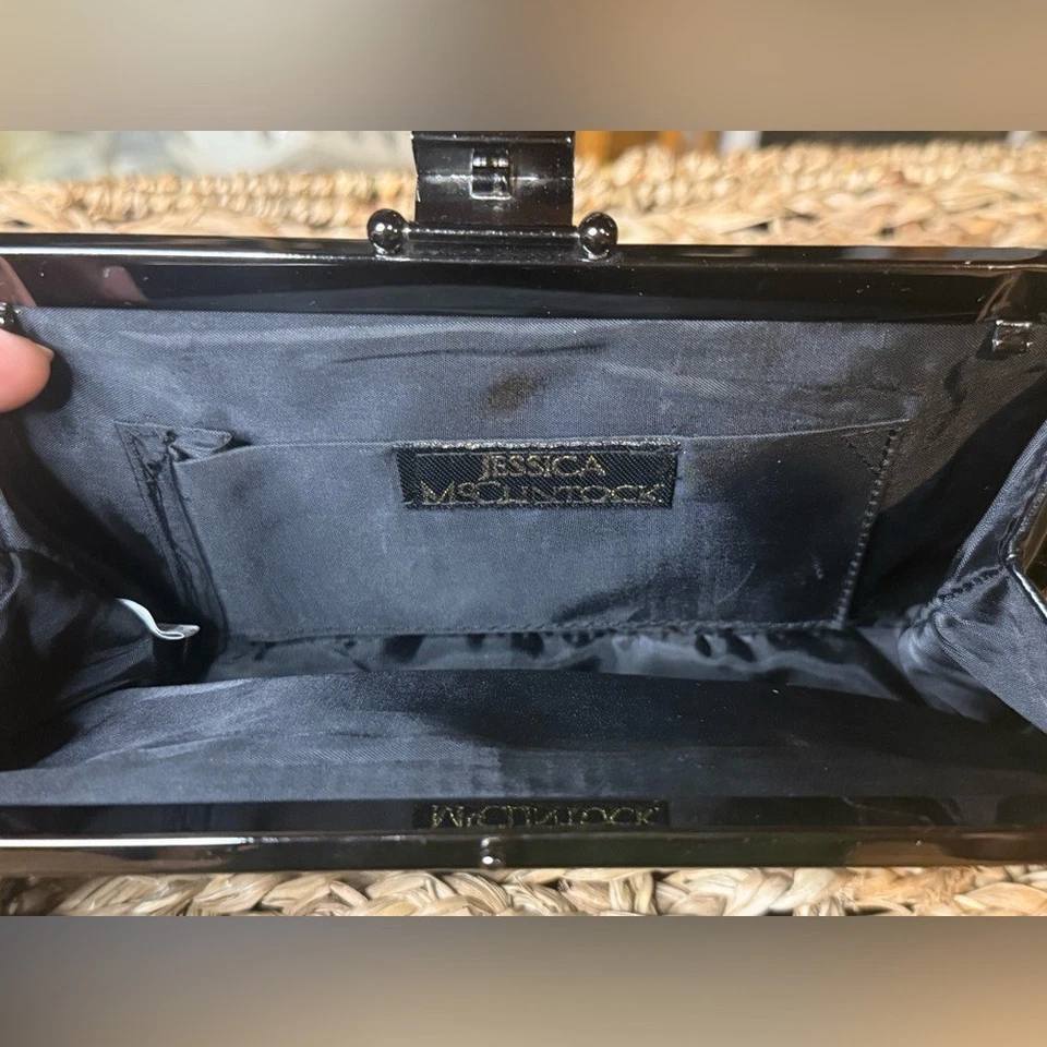Bolso de mano Jessica McClintock negro con bloqueo de beso Foto 4 de 4